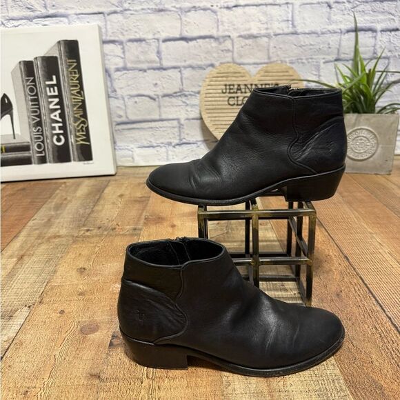 FRYE
CARSON PIPING BOOTIE size 8.5 M Black leather - Picture 1 of 13